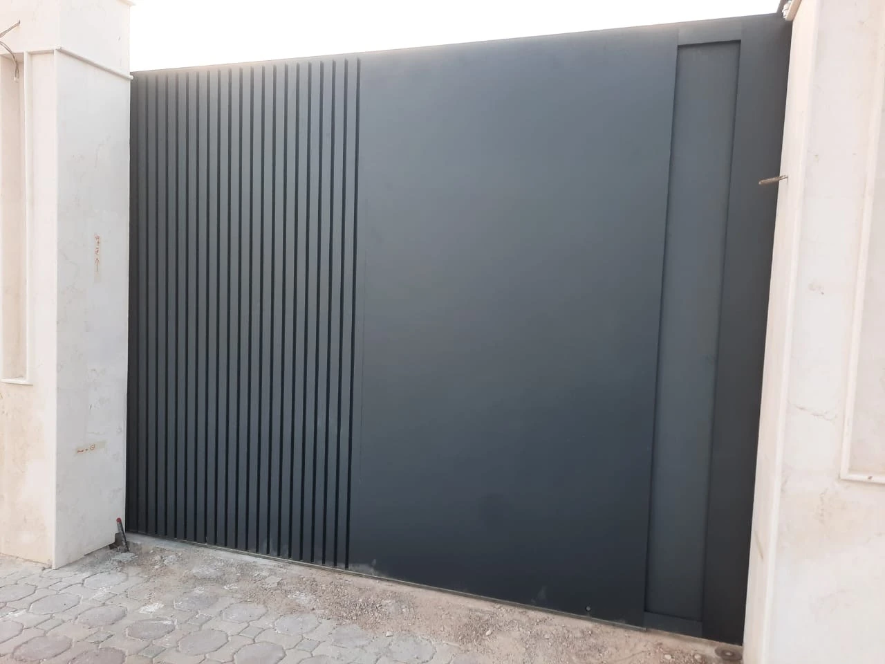 Explore automatic gate systems in sliding and swing configurations.